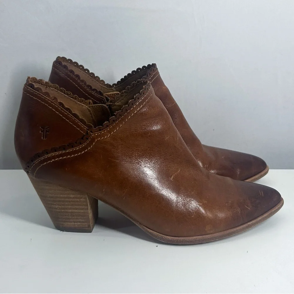 Frye Reed Brown Leather Scallop Trim Heeled Ankle Booties Size 9